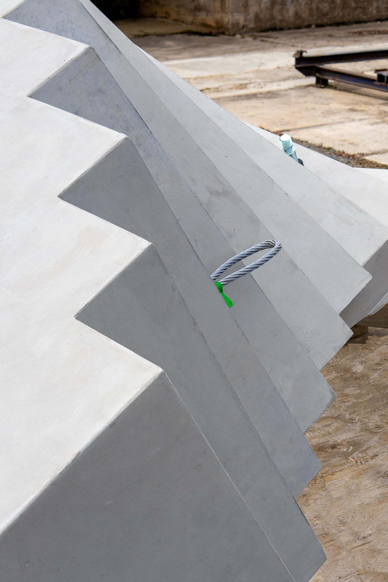 Raumsparende Lösung mit elegantem Schwung – ideal für mehrgeschossige Treppenhäuser, besonders in Eigenheimen 