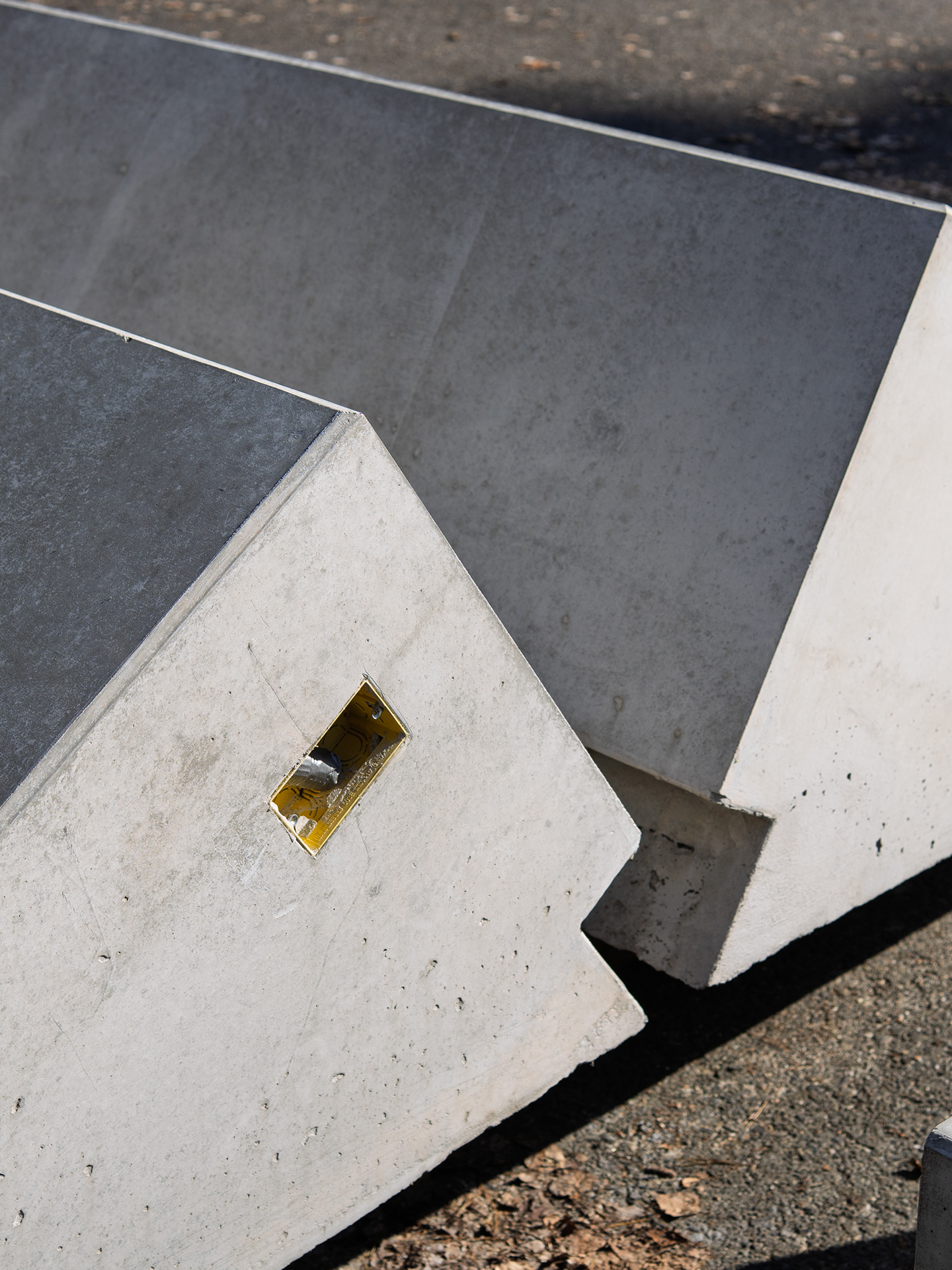 Betonstufen mit Sitzfunktion – ideal für Außenanlagen, Schulhöfe, Stadien oder Tribünen 