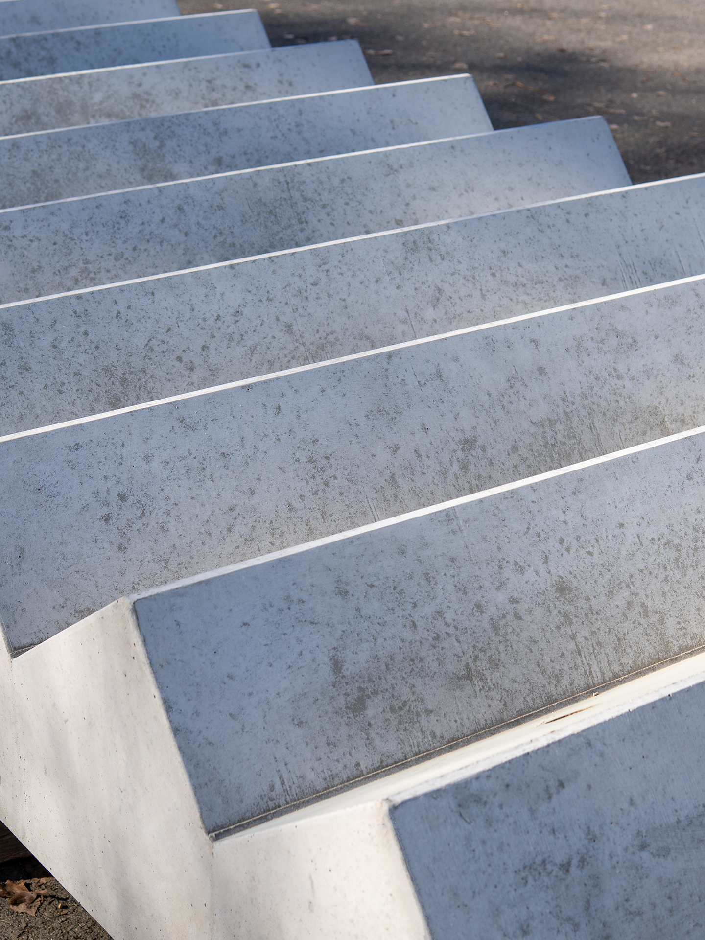 Treppenelement mit integrierter Pegelanzeige – funktional und wasserresistent 