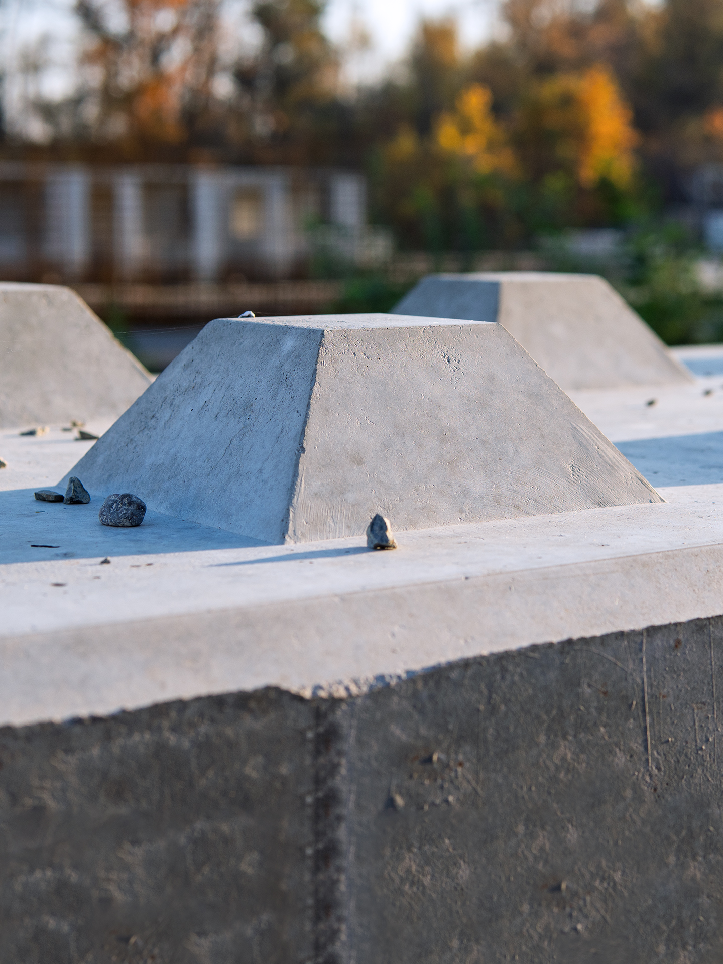 Stapelfähige Betonblöcke für flexible Trenn-, Lager- oder Schutzwände 